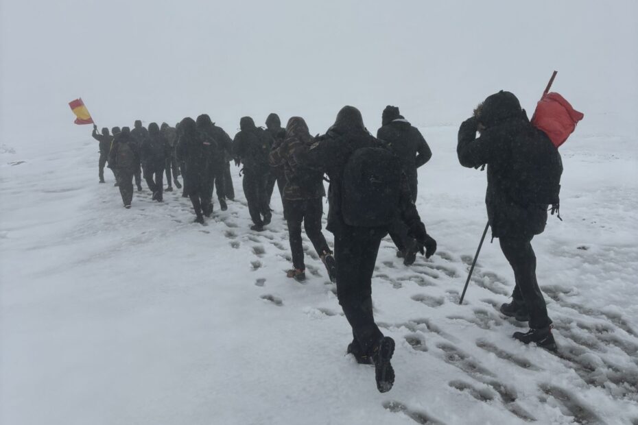 Grupo de integrantes de Facta caminando en un entorno completamente blanco por la nieve